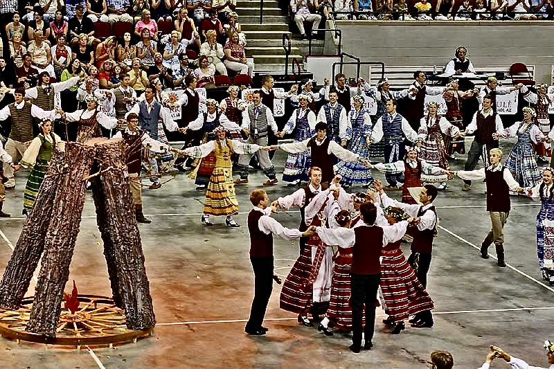 Народные танцы стран. Клумпас Литовский танец. Литовский народный танец Ожялис. Ругучай народный Литовский танец. Народные танцы Литва.